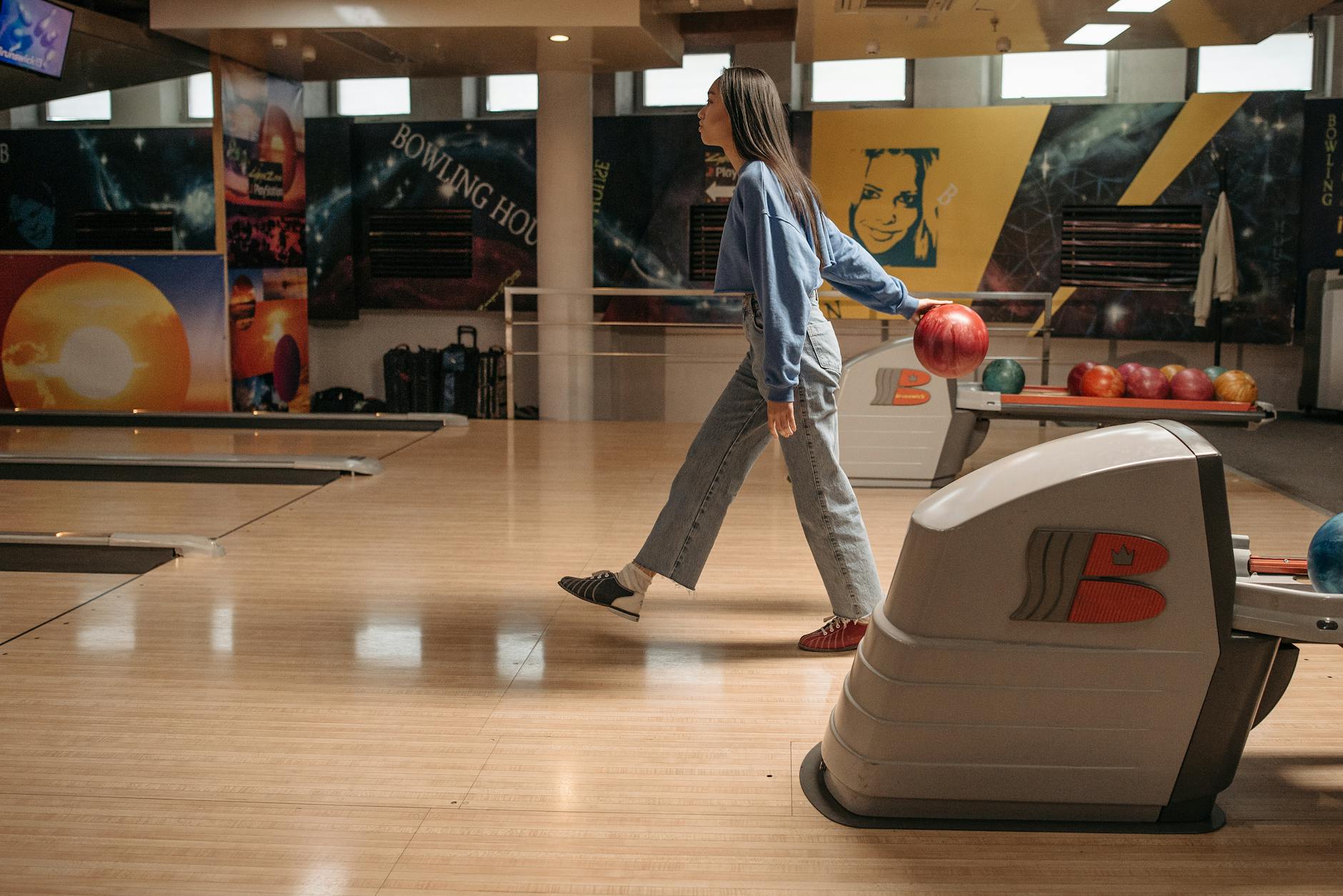 Friday Night at the Lanes: How Bowling Held America Together — and What We Lost When We Stopped Showing Up